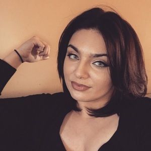 Meet your Posher, Cassandra